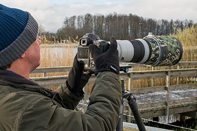 Fotograf som hanterar en kamera.