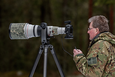 Jan fotograferar med ett teleobjektiv på stativ och trådutlösare.